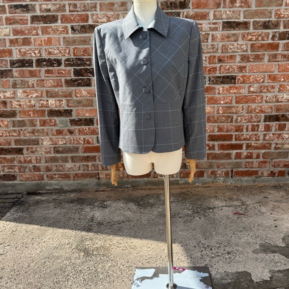 H Hilfiger grey plaid 98% wool blazer w/satin lining / 12 / Excellent condition - Picture 8 of 14